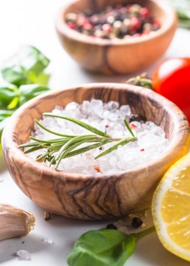 Baharatlar, otlar ve zeytinyağı beyaz taş tablo üzerinde. 