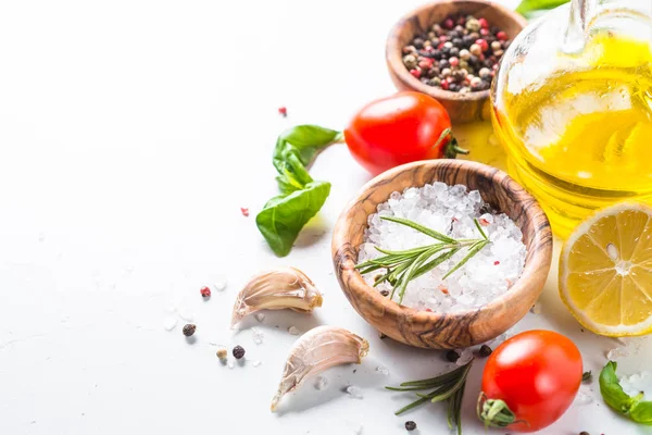 Especias, hierbas y aceite de oliva sobre la mesa de piedra blanca . — Foto de Stock