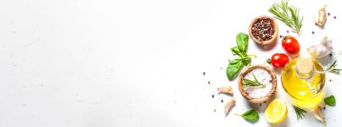 Baharatlar, otlar ve zeytinyağı beyaz taş tablo üzerinde. 