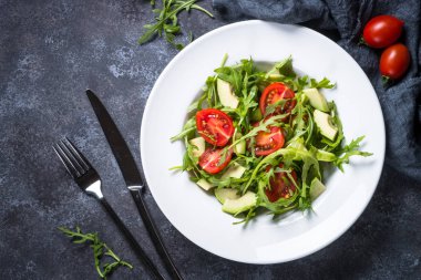 Roka, avokado ve domates yeşil salata. 