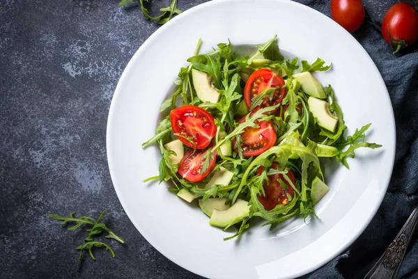 Ensalada verde de rúcula, aguacate y tomates . —  Fotos de Stock