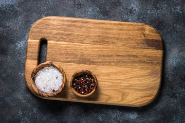 Ahşap kesme tahtası üzerinde siyah taş tablo Üstten Görünüm.