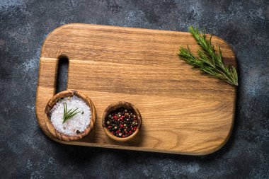 Ahşap kesme tahtası üzerinde siyah taş tablo Üstten Görünüm.