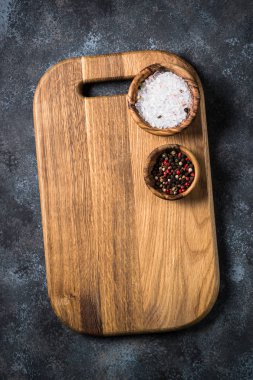 Ahşap kesme tahtası üzerinde siyah taş tablo Üstten Görünüm.