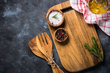 Mutfak aletleri baharat ve otlar ile Üstten Görünüm.