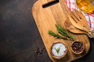 Mutfak aletleri baharat ve otlar ile Üstten Görünüm.