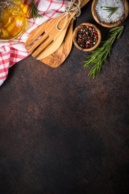 Mutfak aletleri baharat ve otlar ile Üstten Görünüm.