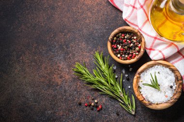 Mutfak eşyaları, baharatlar ve otlar üst pişirme ile gıda arka plan vie