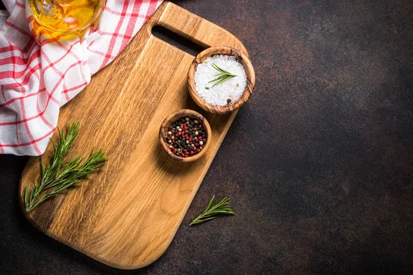 Ustensiles de cuisine avec des épices et des herbes vue de dessus . — Photo