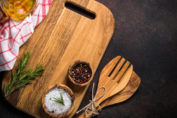 Kochutensilien mit Gewürzen und Kräutern von oben. — Stockfoto