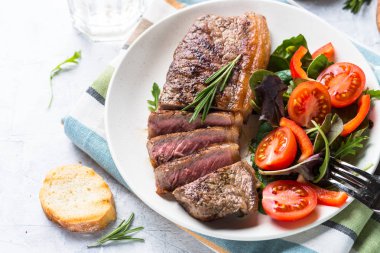 Taze salata ızgara sığır eti striploin biftek.