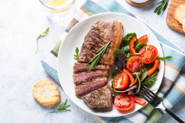 Taze salata ızgara sığır eti striploin biftek. Üstten Görünüm.