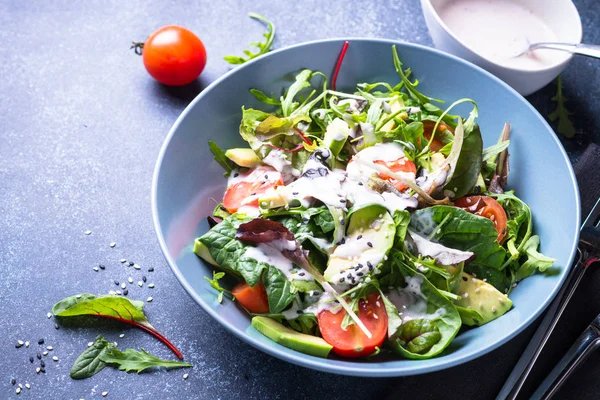 Bovenaanzicht van de frisse groene salade. — Stockfoto