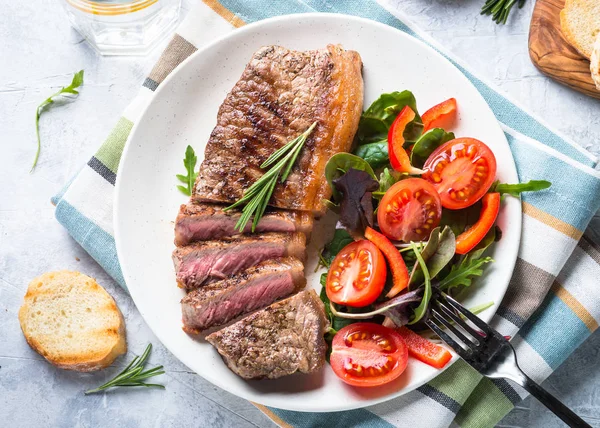 Grillezett marha hátszín steak, friss salátával. — Stock Fotó