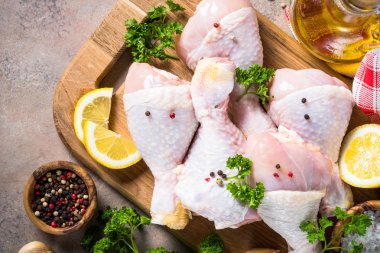 Baharat ve otlar ile tavuk sopaları. Üstten Görünüm.