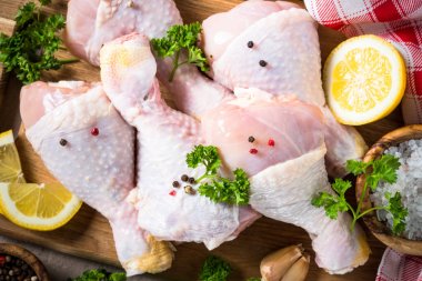 Baharat ve otlar ile tavuk sopaları. Üstten Görünüm.