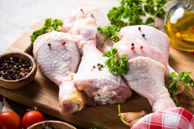 Tavuk sopaları. Çiğ et.