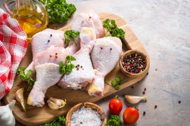 Tavuk ızgara ve yemek malzemeler. 