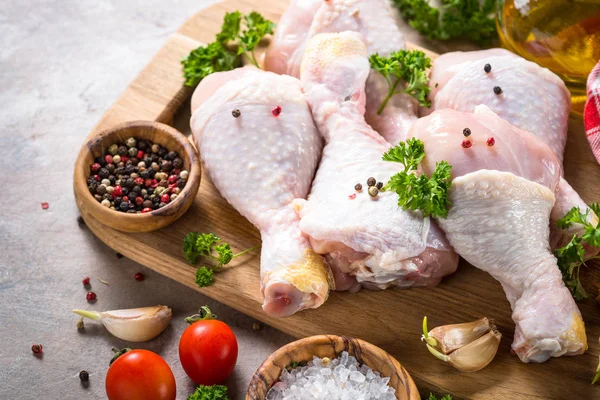 Tavuk sopaları. Çiğ et.