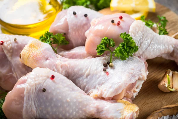 Çiğ tavuk sopaları ve pişirme malzemeleri. 