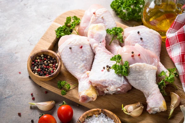 Hühnchen-Drumsticks und Kochzutaten. — Stockfoto