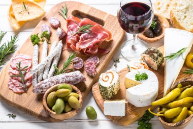 Meze Şarküteri - et, peynir ve şarap.