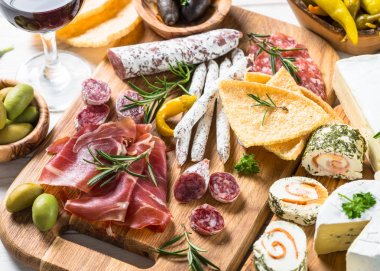 Meze Şarküteri - et, peynir ve şarap.