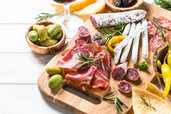 Антипасто делікатеси - м'ясо, сир і вино . — стокове фото