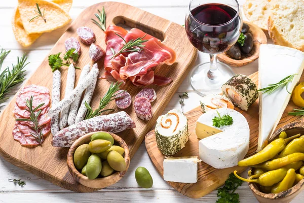 Antipasto delicatessen - meat, cheese and wine. — Stock Photo, Image