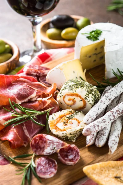 Antipasto salumi - affettati, prosciutto, salumi, formaggi, olive — Foto Stock