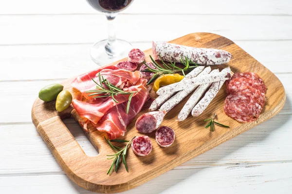 Antipasti - nakrájené maso, šunka, salám, olivy — Stock fotografie