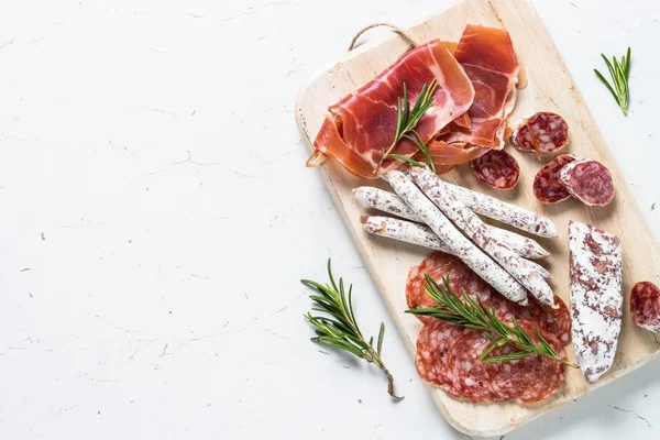 Traditionelle italienische Antipasti auf weiß. — Stockfoto