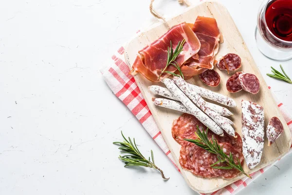 Traditionella italienska antipasto på vit. — Stockfoto