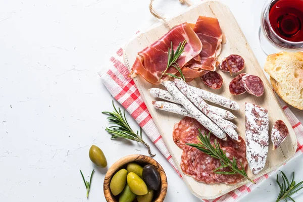 Antipasto tradizionale italiano su bianco . — Foto Stock