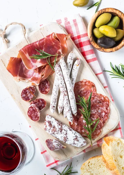 Traditionelle italienische Antipasti auf weiß. — Stockfoto