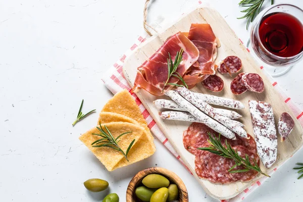 Antipasto tradizionale italiano su bianco . — Foto Stock