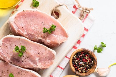 Domuz eti biftek üzerinde beyaz Üstten Görünüm. 