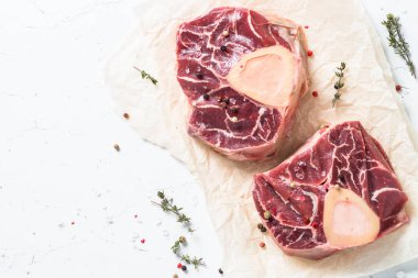 Ham sığır eti biftek osso bucco. Mermer et.