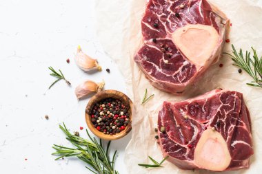 Ham sığır eti biftek osso bucco. Mermer et.