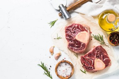 Ham sığır eti biftek osso bucco. Mermer et.