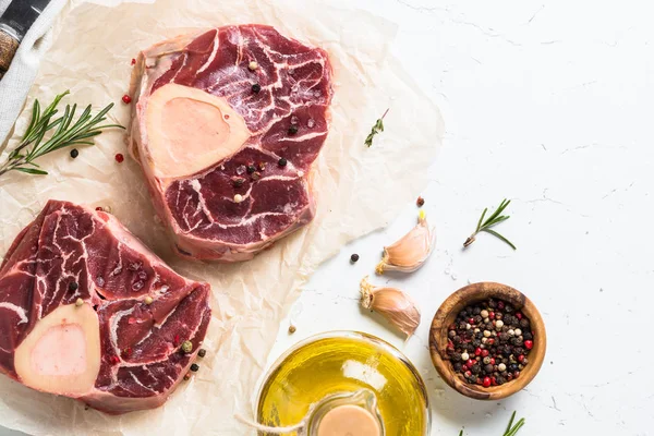 Bife cru osso bucco. Carne de mármore . — Fotografia de Stock