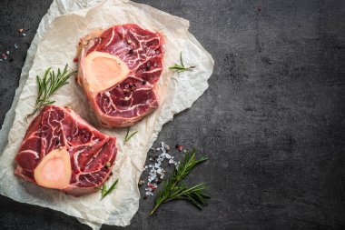 Ham sığır eti biftek osso bucco siyah. Mermer et.