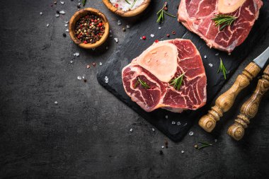 Ham sığır eti biftek osso bucco siyah. Mermer et.