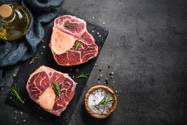 Carne cruda de res osso bucco en negro. Carne de mármol . — Foto de Stock