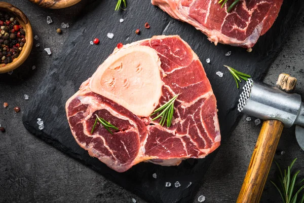 Rauw rundvlees biefstuk osso bucco op zwart. Marmeren vlees. — Stockfoto