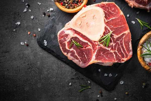 Ham sığır eti biftek osso bucco siyah. Mermer et. — Stok fotoğraf