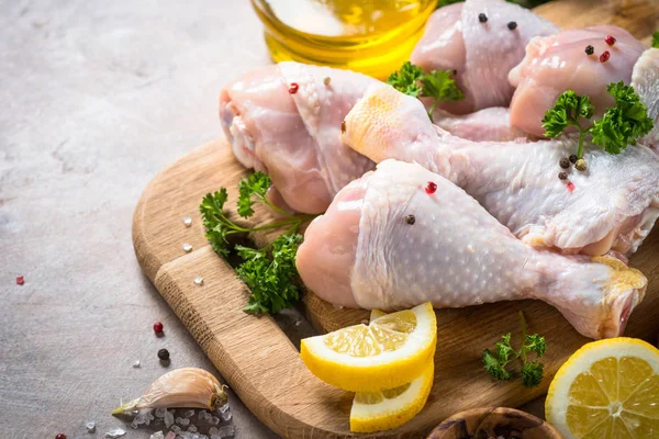 Cosce di pollo crude e ingredienti di cottura . — Foto Stock