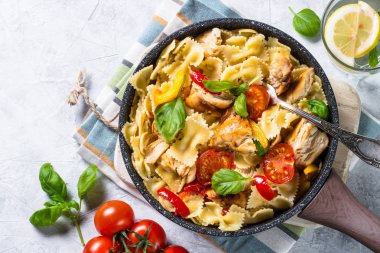 Makarna tavuk ve sebze top ile göster.