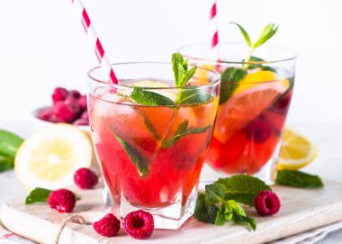 Frambuazlı limonata. Buzlu yaz içeceği.