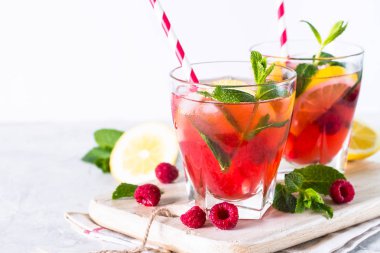 Frambuazlı limonata. Buzlu yaz içeceği.